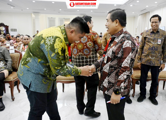 Bupati Bintan, Roby Kurniawan saat berjabat tangan dengan para Menteri
